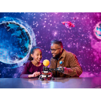 Конструктор LEGO Technic 42179 Планета Земля и Луна на орбите
