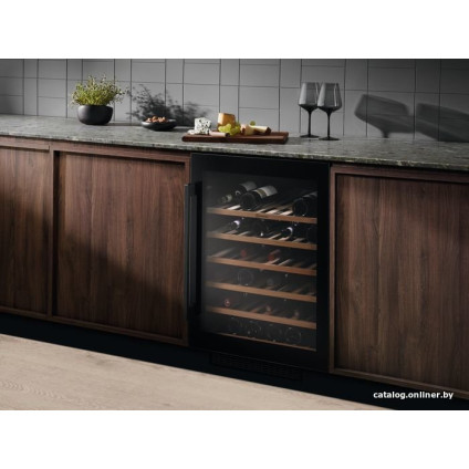 Винный шкаф Electrolux EWUS052B5B