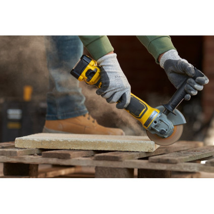 Угловая шлифмашина Stanley SFMCG700M2K (с 2-мя АКБ, кейс)