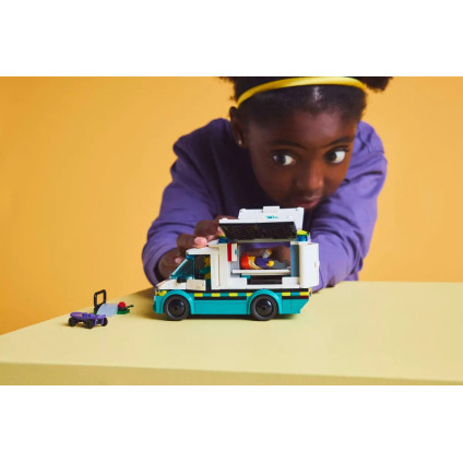 Конструктор LEGO City Скорая помощь 60451