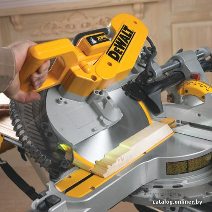 Торцовочная пила DeWalt DWS780
