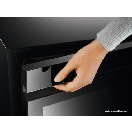 Винный шкаф Electrolux EWUS040B8B