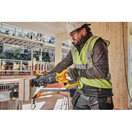 Сабельная пила DeWalt DCS386H2T (с 2-мя АКБ, кейс)