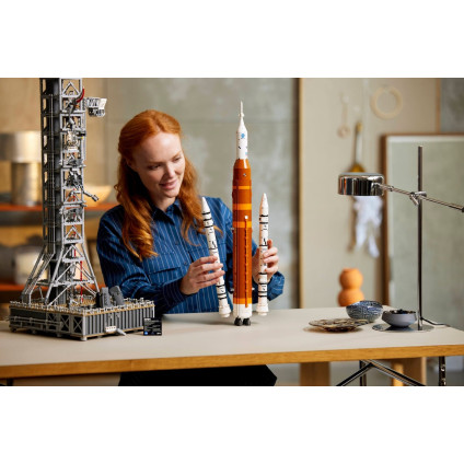Конструктор LEGO Icons 10341 Космическая пусковая система NASA Artemis