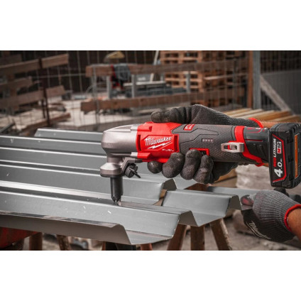Высечные электрические ножницы Milwaukee M12 FNB16-402X 4933479619 (с 2-мя АКБ, кейс)