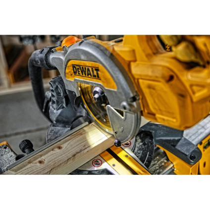 Торцовочная пила DeWalt DCS777T2 (с 2-мя АКБ)