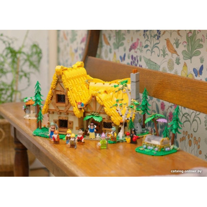 Конструктор LEGO Disney 43242 Домик Белоснежки и семи гномов
