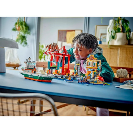 Конструктор LEGO City 60422 Морской порт с грузовым судном