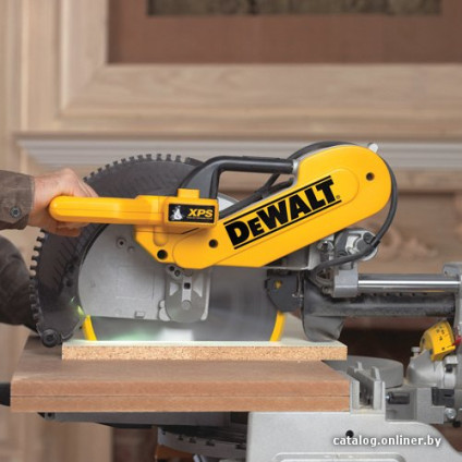 Торцовочная пила DeWalt DWS780