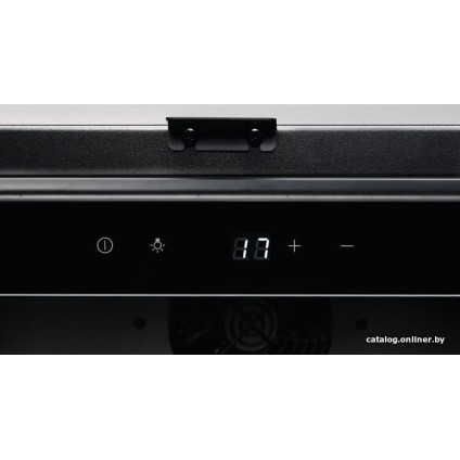 Винный шкаф Electrolux EWUS020B5B