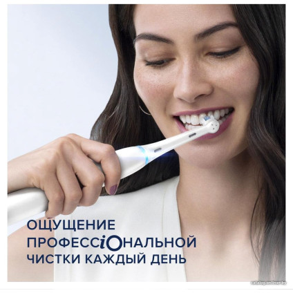 Электрическая зубная щетка Oral-B iO 7 (белый)
