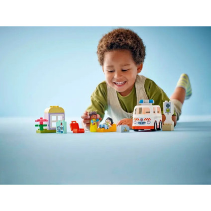 Конструктор LEGO Duplo Скорая помощь и водитель 10447
