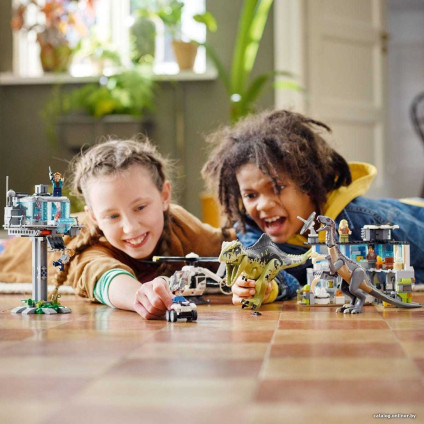 Конструктор LEGO Jurassic World 76949 Атака гиганотозавра и теризинозавра