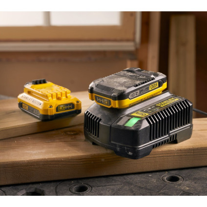 Аккумулятор с зарядным устройством Stanley SFMCB12D2 (18В/2x2 Ah + 18В)